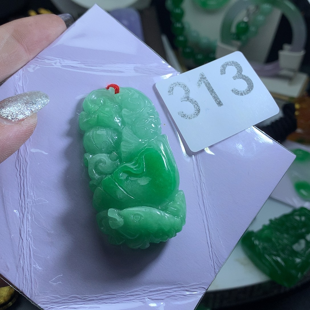 翡翠未镶嵌吊坠(赠链)