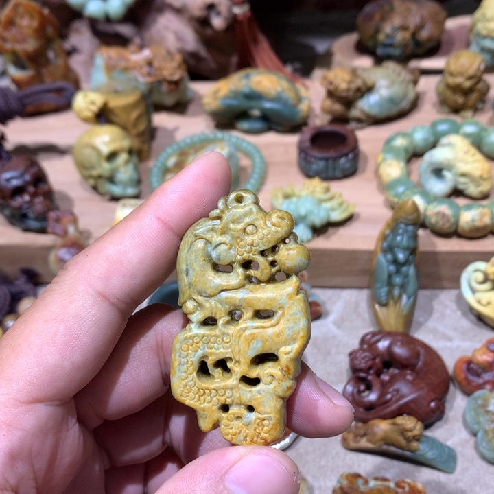 未镶嵌岫岩河磨玉（透闪石质玉）把件