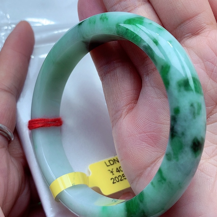 翡翠手镯未镶嵌翡翠