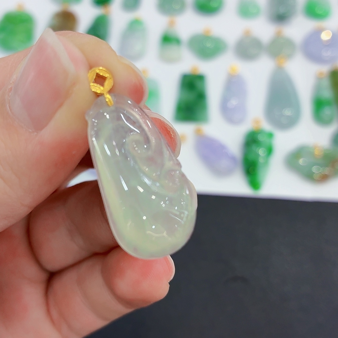 翡翠18K金镶嵌颈饰如意吊坠