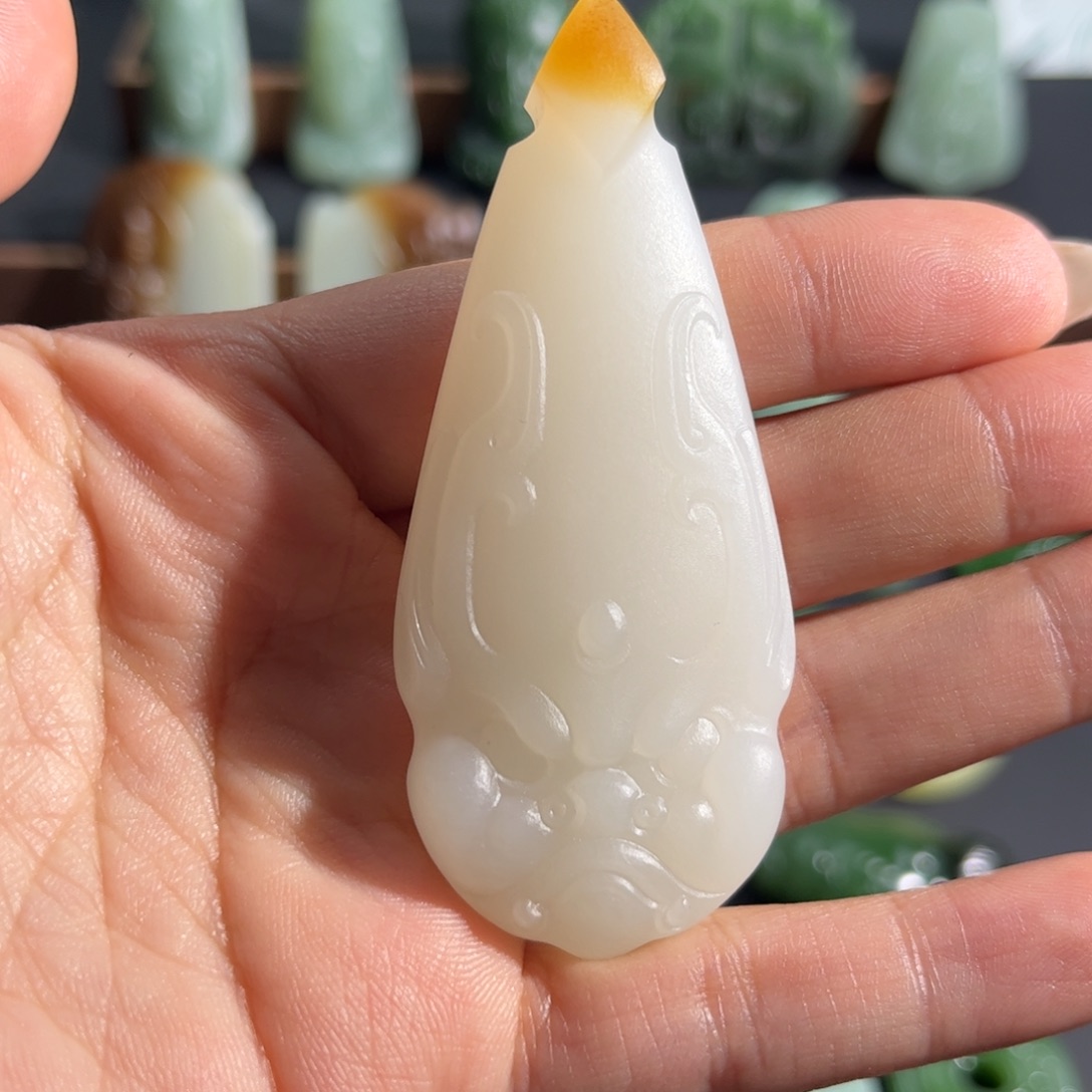 里***恩和田玉未镶嵌颈饰