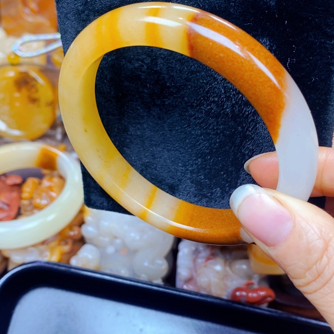 未镶嵌石英质玉（黄龙玉）颈饰