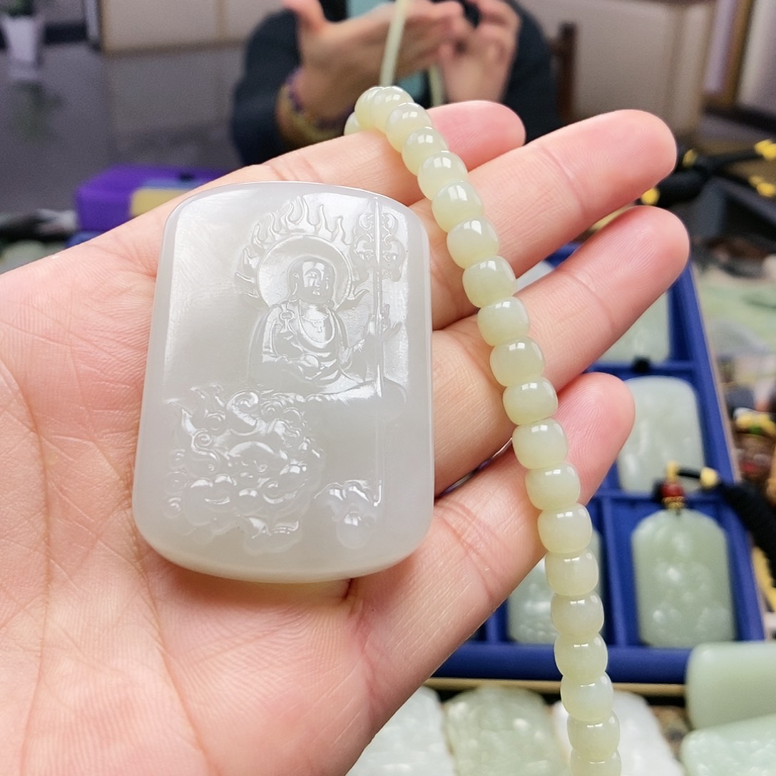 和田玉颈饰足铂镶嵌福****陈