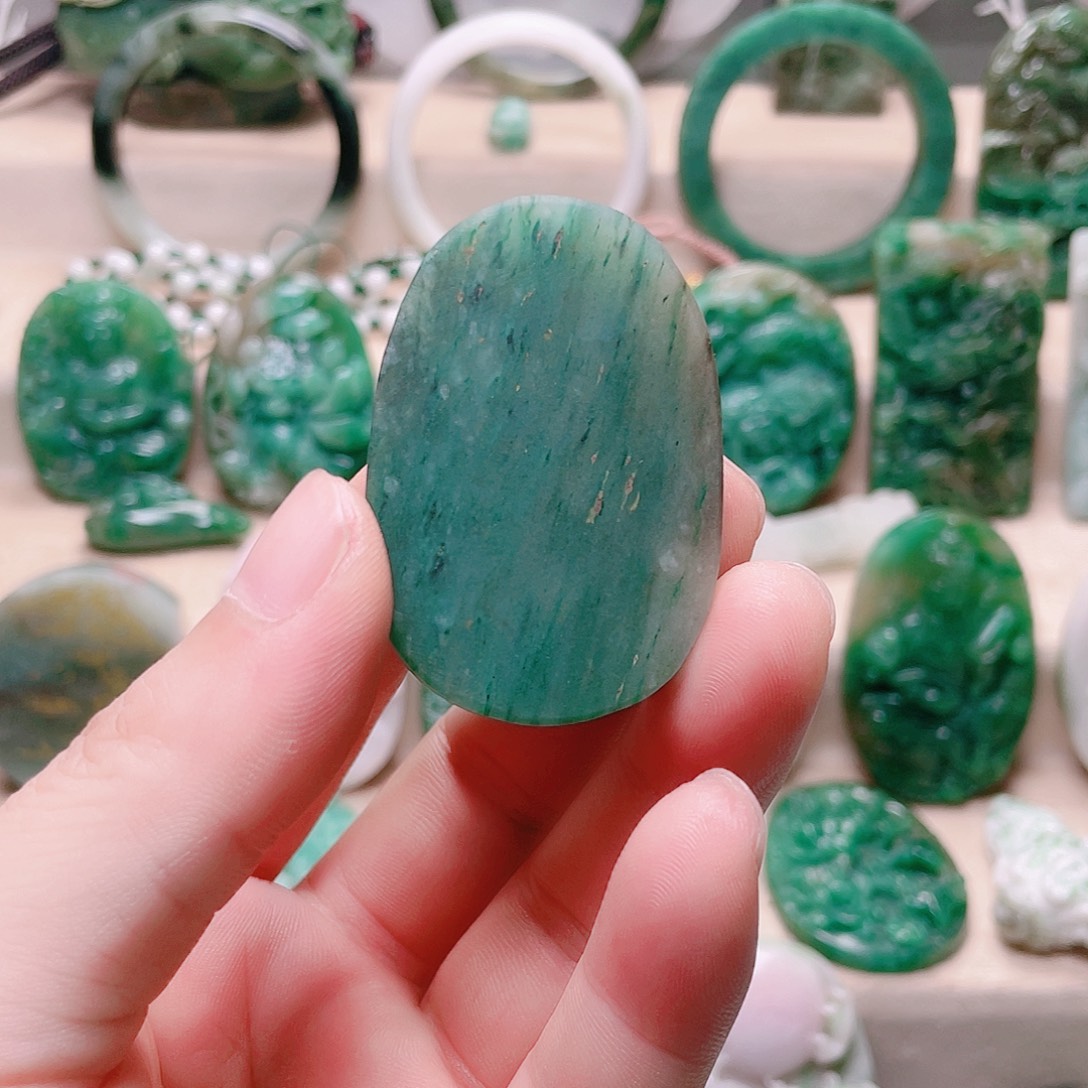 独山玉未镶嵌颈饰