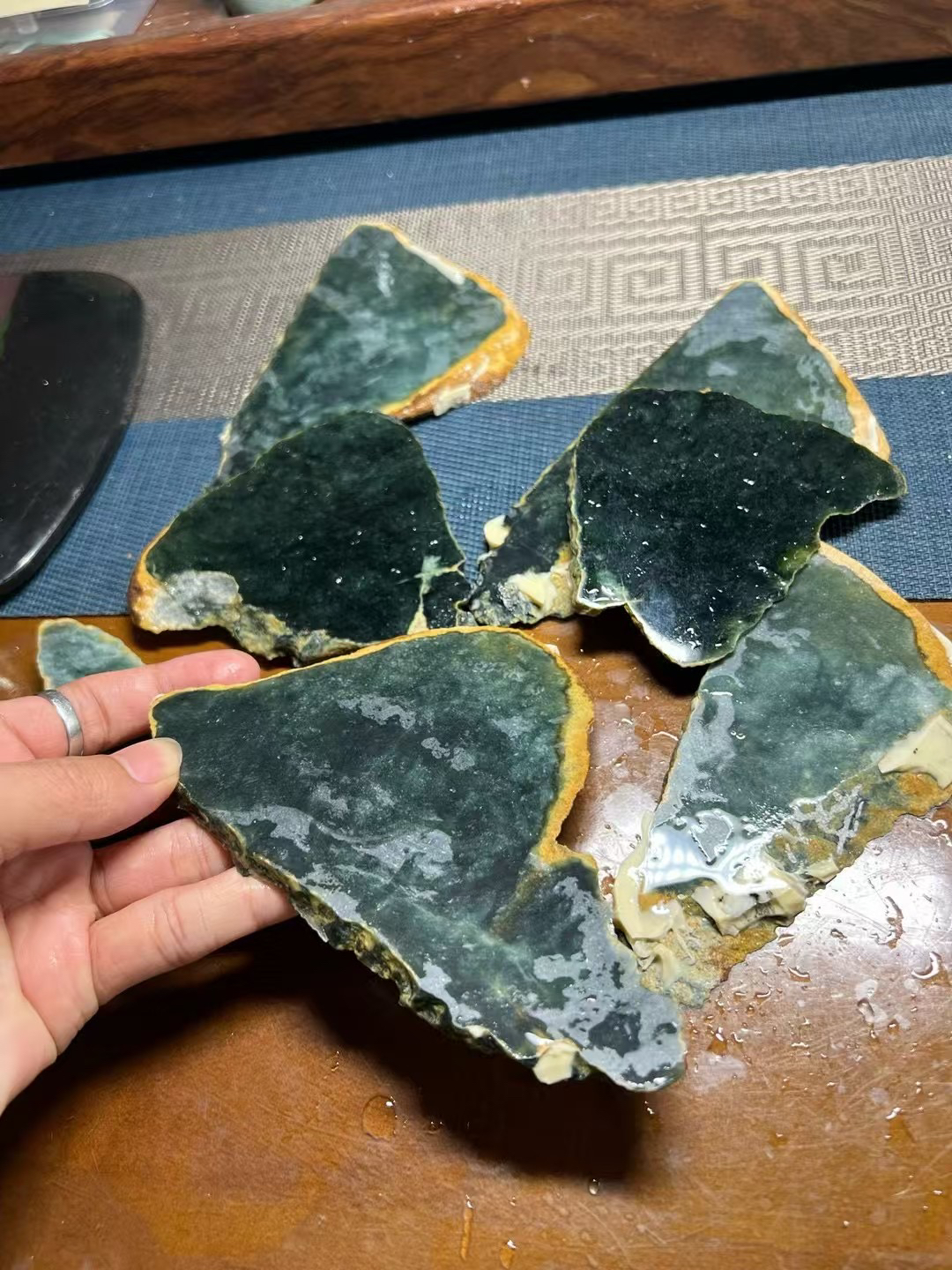 1.2公斤老蓝水，刚刚切的七片，水头极好，完整度非常好