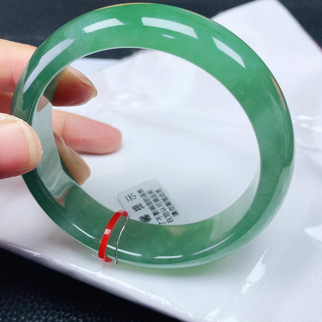 翡翠手镯未镶嵌58轮胎