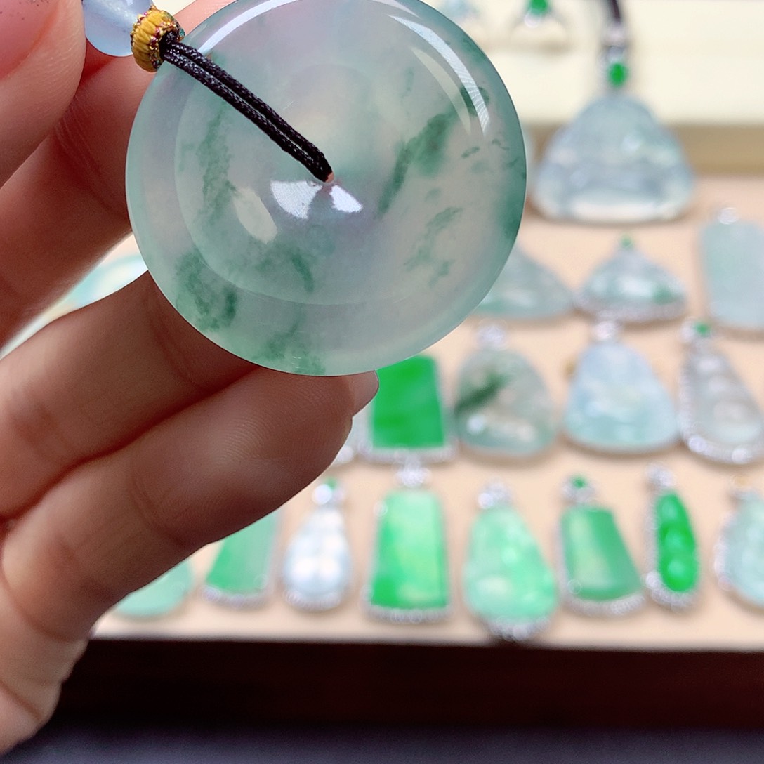 翡翠颈饰未镶嵌此***•翡翠