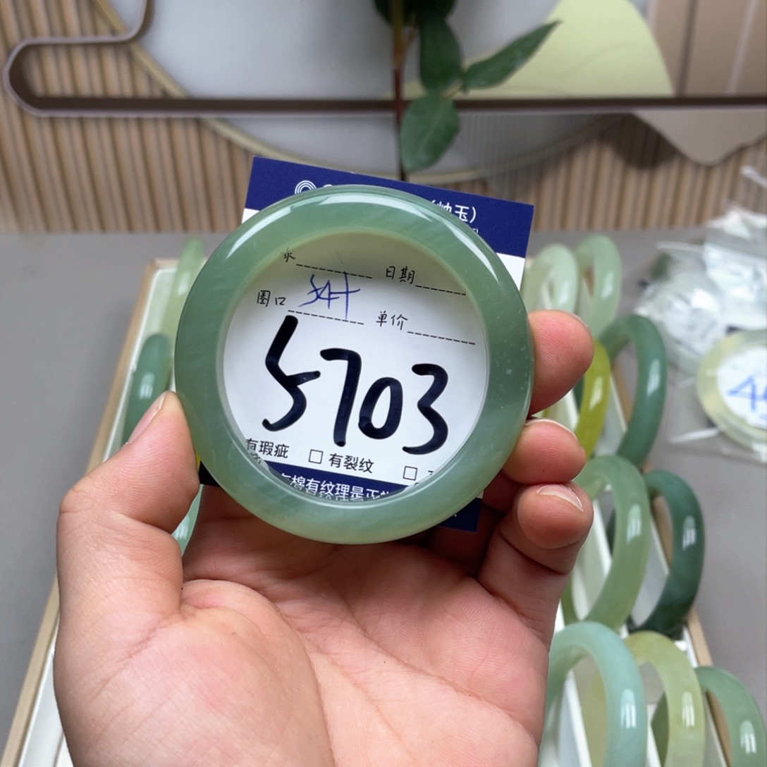 岫玉手镯手镯未镶嵌