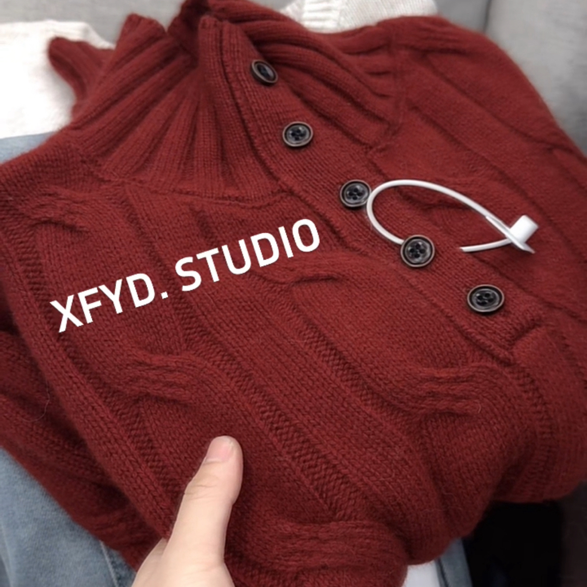 小朵家   ins穿搭#D9067“半岛麻花”软糯韩系复古半领扣子麻花毛衣