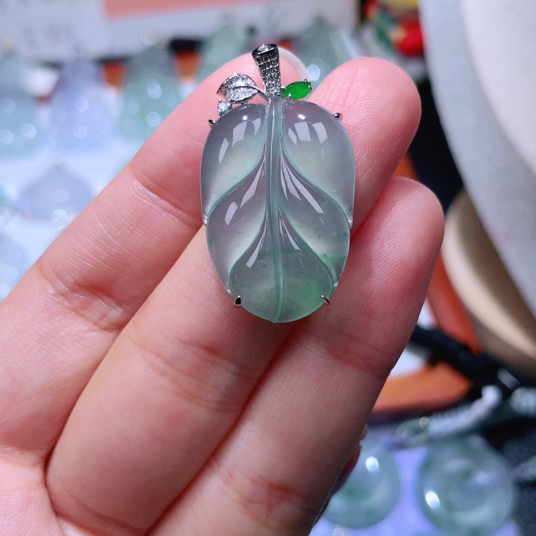 颈饰18K金镶嵌翡翠叶子