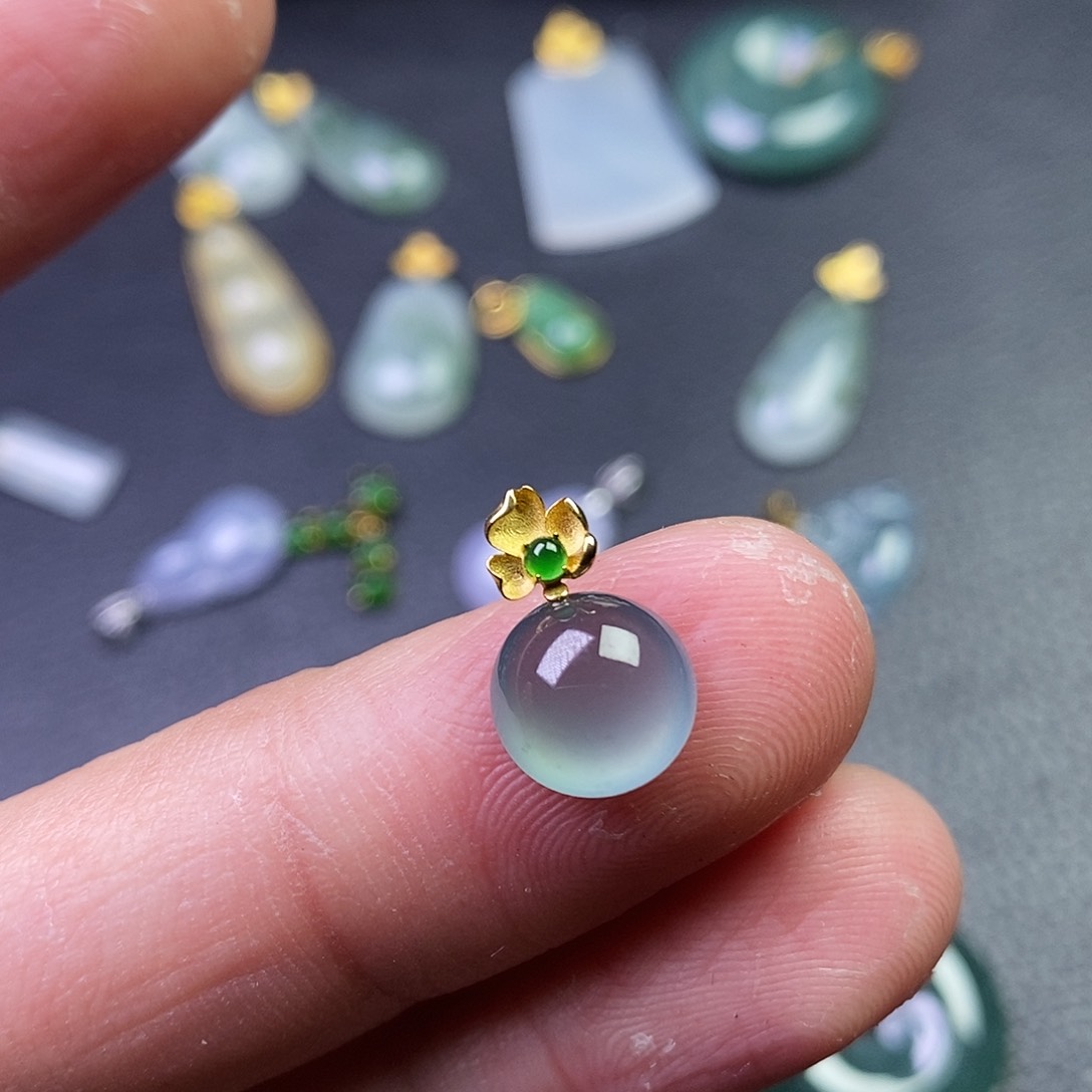 颈饰18K金镶嵌翡翠