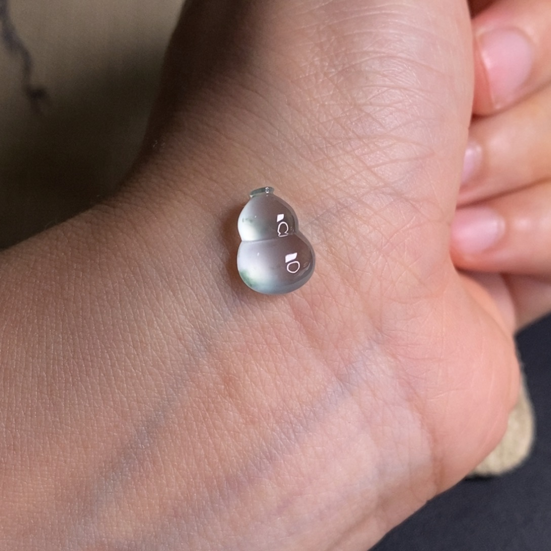 翡翠未镶嵌颈饰葫芦