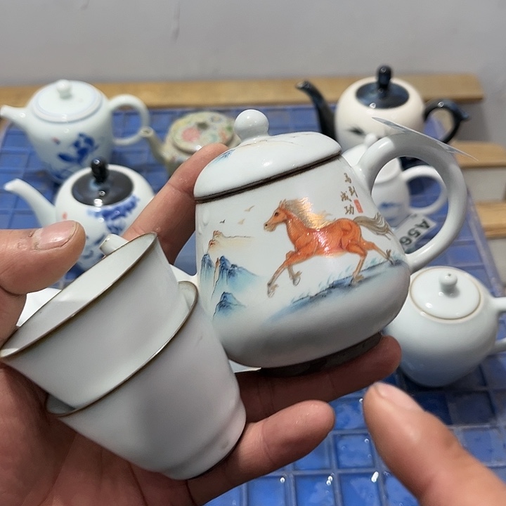 荣***姐茶具默认微瑕瓷器、茶具、壶、摆件，介意勿拍 