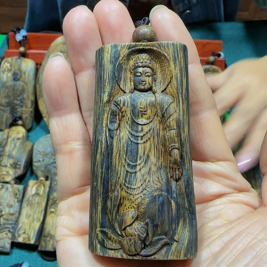 沉香吊坠海南白奇乌身老料雕刻大日如来带绳29.7克