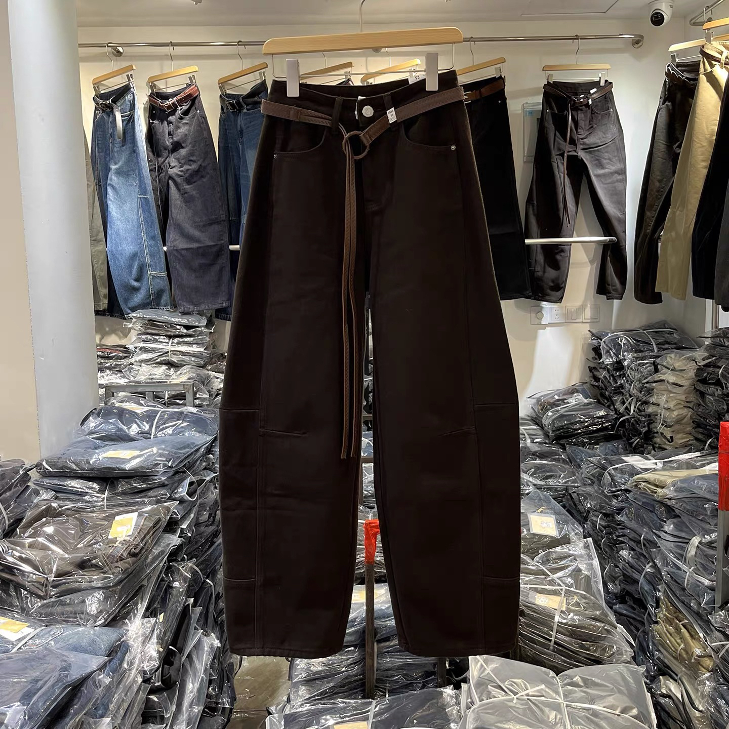 秋冬加绒弯刀牛仔裤女款宽松直筒高腰休闲显瘦裤子