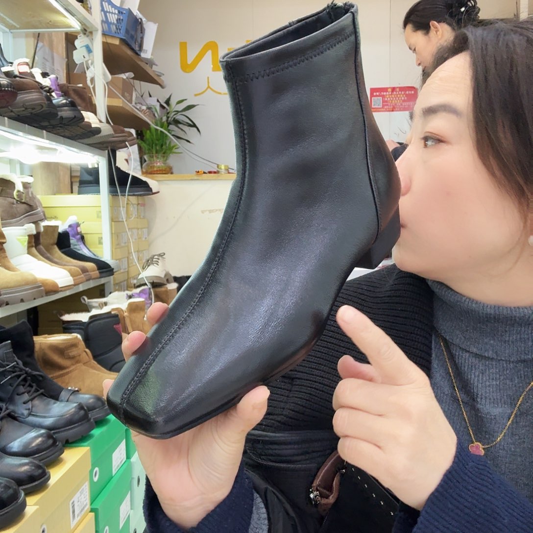 43一双特大码女鞋加绒亮点女人