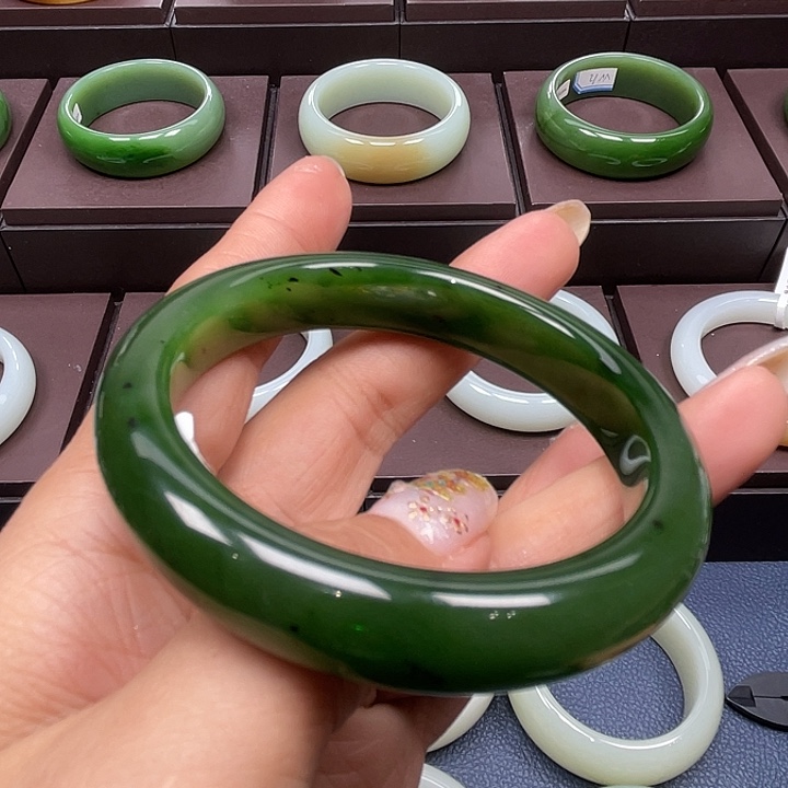 和田玉（碧玉）未镶嵌手镯