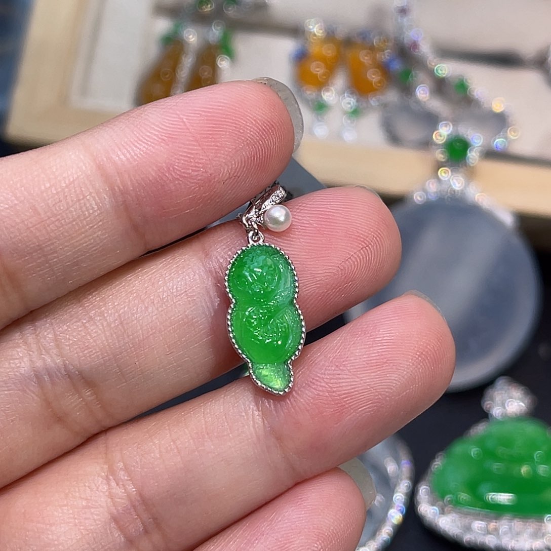 翡翠18K金镶嵌颈饰蛇