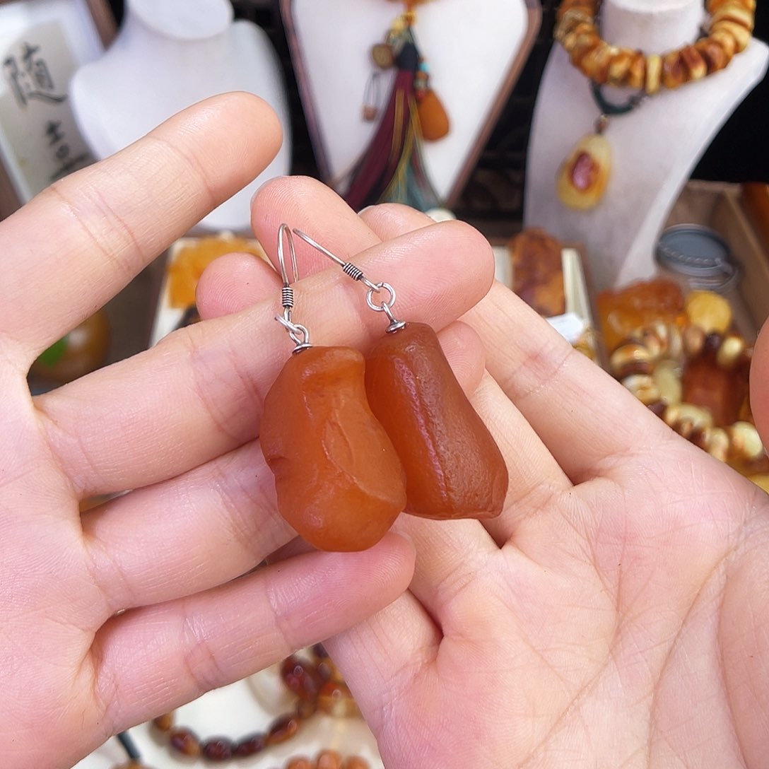 琥珀珠宝奇石未镶嵌。