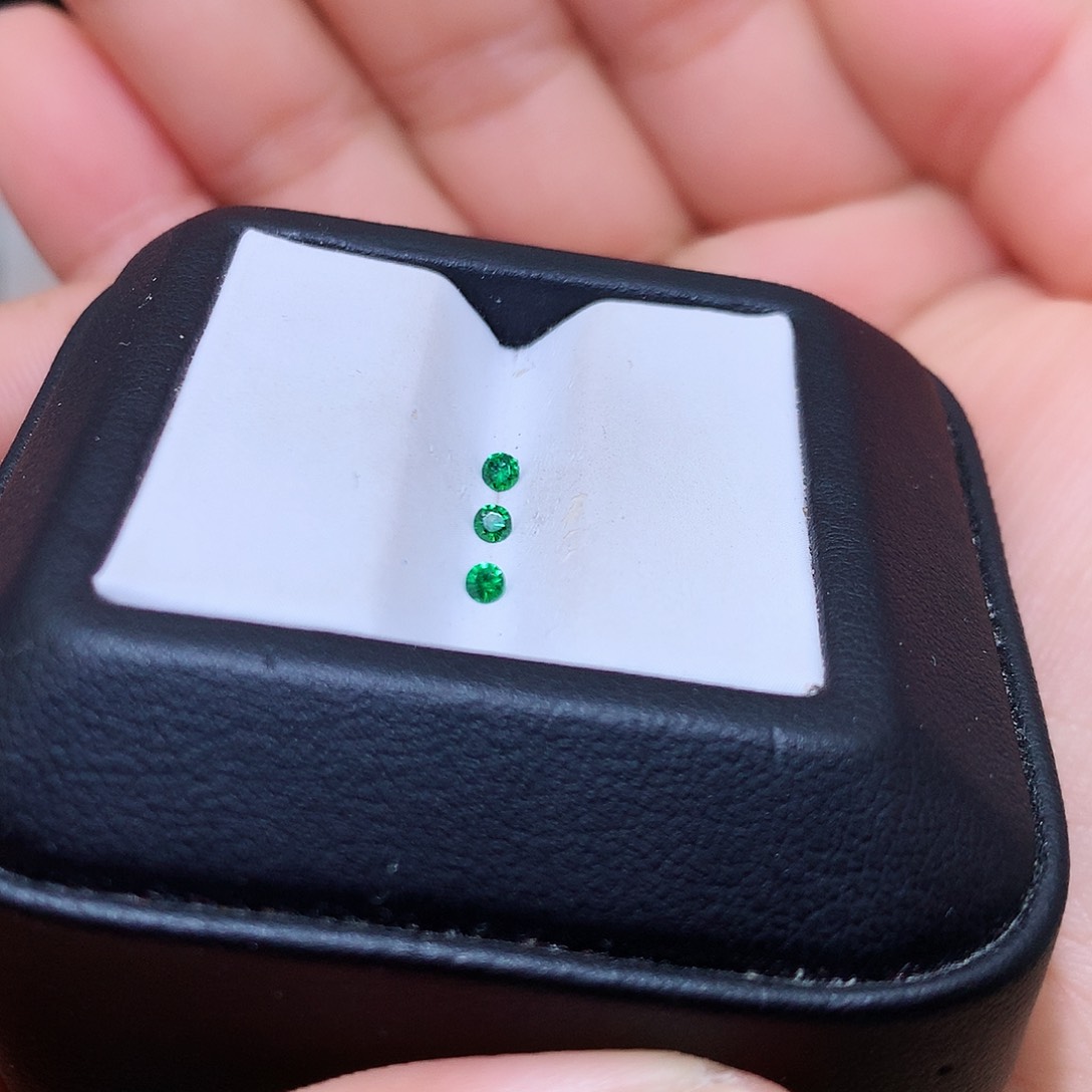 石榴石（沙弗莱）裸石未镶嵌0.12克拉，特价沙弗莱