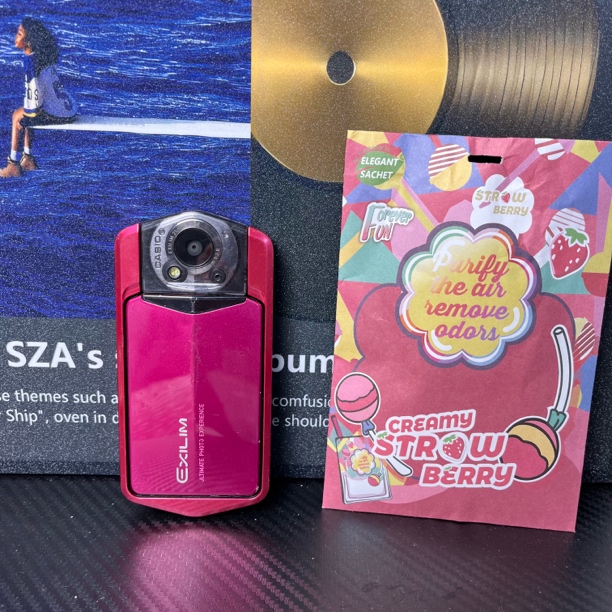 8新  卡西欧 TR150 拍照带美颜 可以翻转屏自拍 机身有轻微裂口