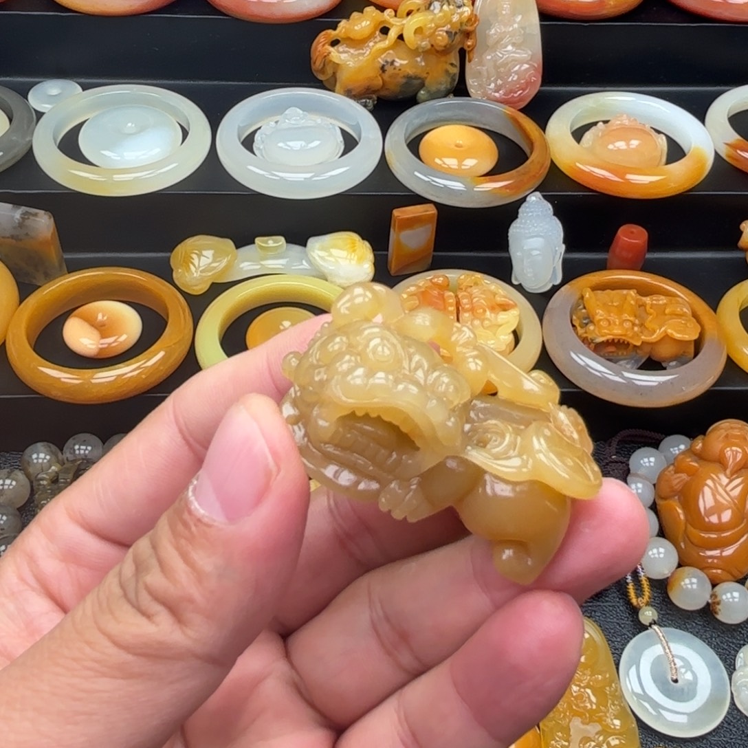 石英质玉（黄龙玉）未镶嵌颈饰