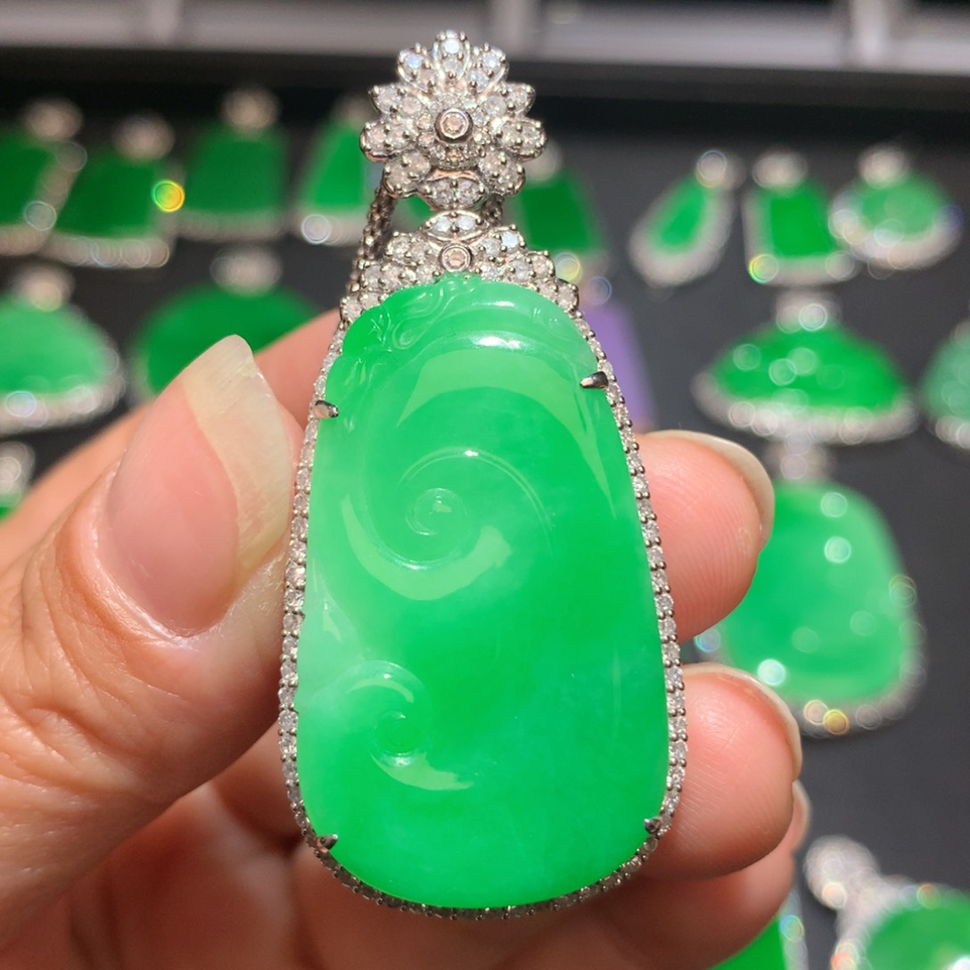 翡翠颈饰18K金镶嵌翡翠