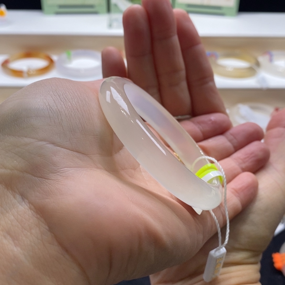 玛瑙/玉髓手镯未镶嵌一**宝