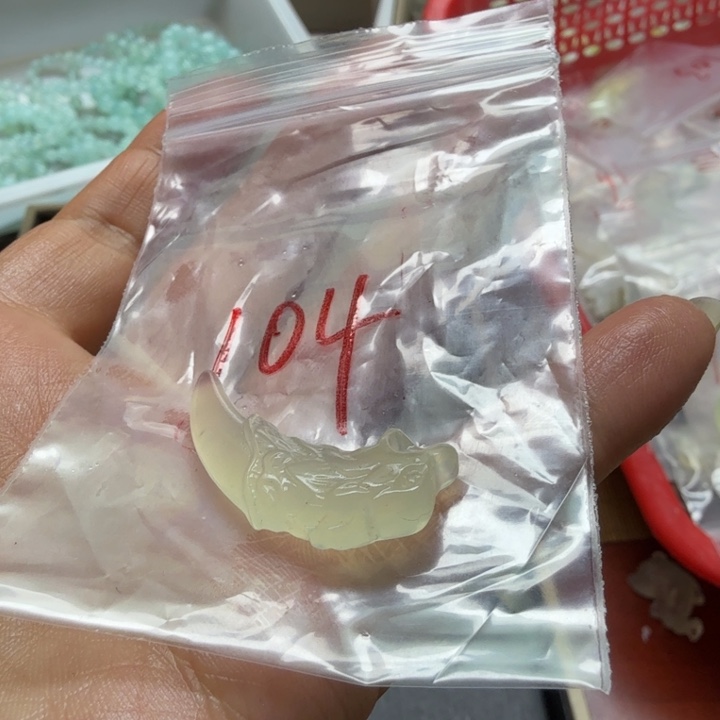 透闪石-蛇纹石玉吊坠未镶嵌