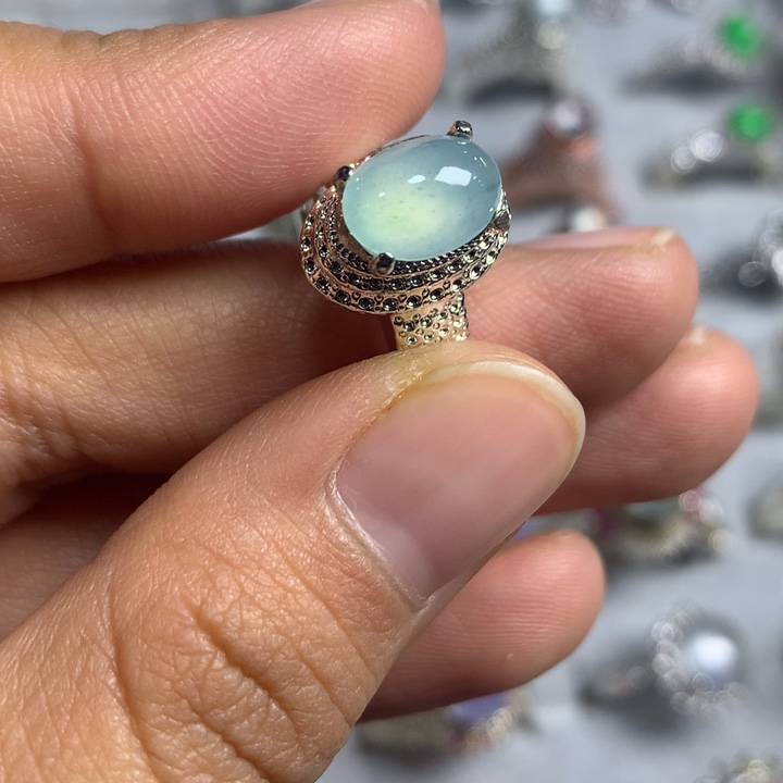 翡翠未镶嵌戒指铜托，卖裸石，需要二次镶嵌