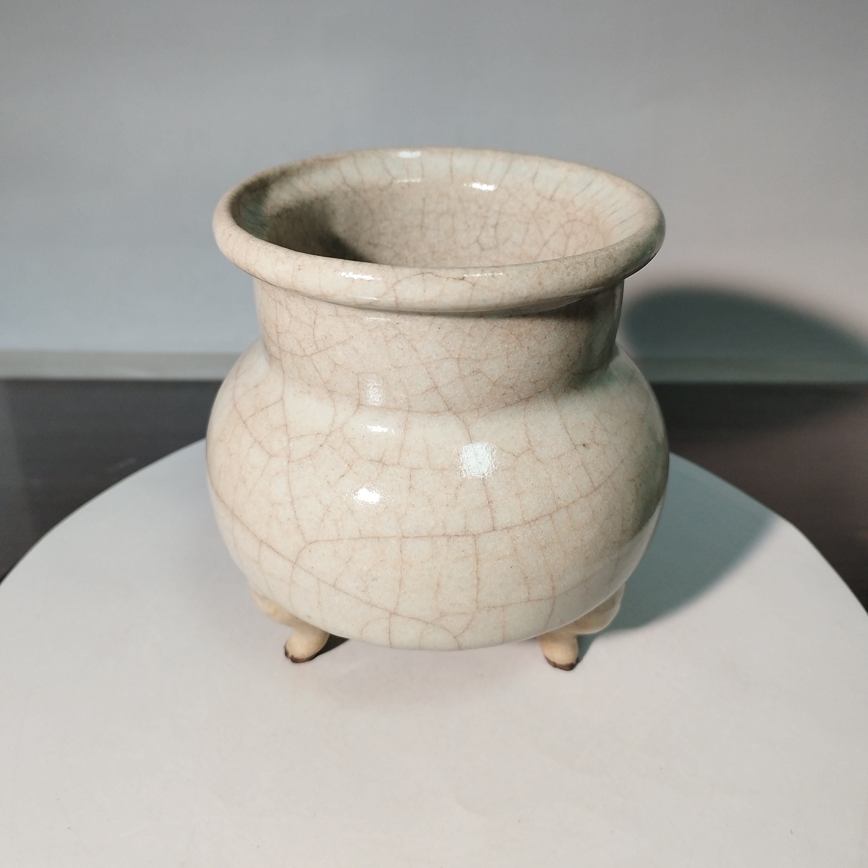 官窑香炉白釉工艺品，规整，柴烧，里外施釉，开片，底漏铁胎。陶瓷中式