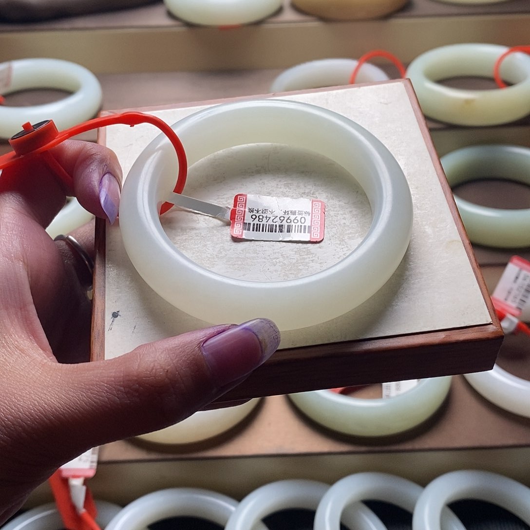 和田玉手镯未镶嵌添**贝