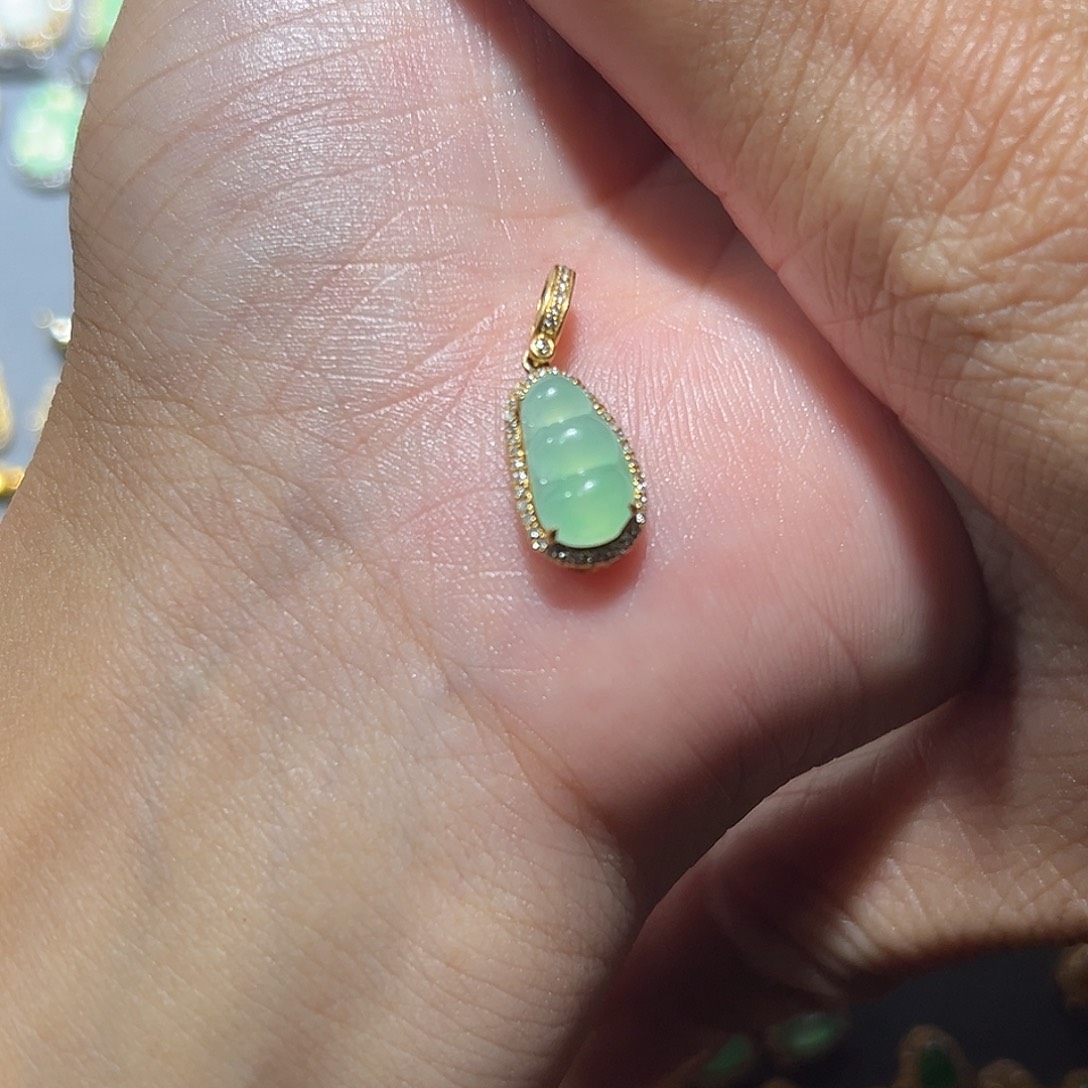 盐***店翡翠18K金镶嵌颈饰