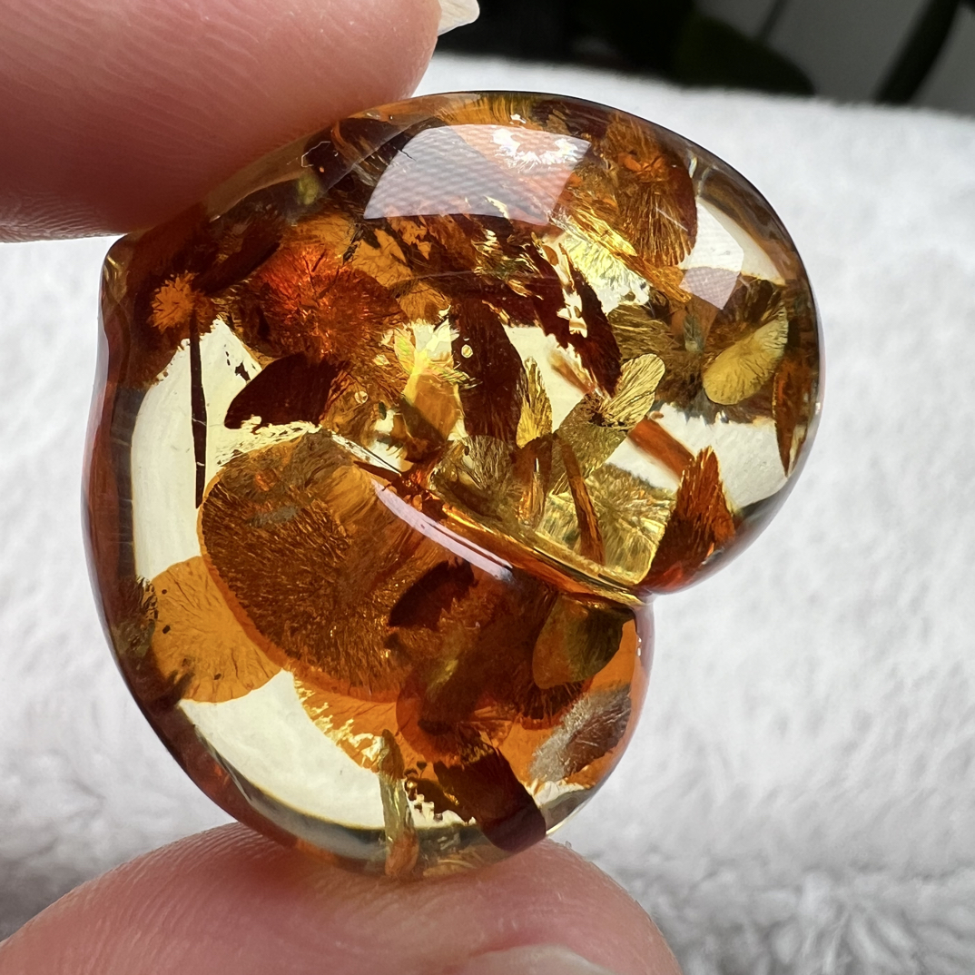 精挑时尚花珀屁桃吊坠尺寸：33.9*29.4*21.5mm