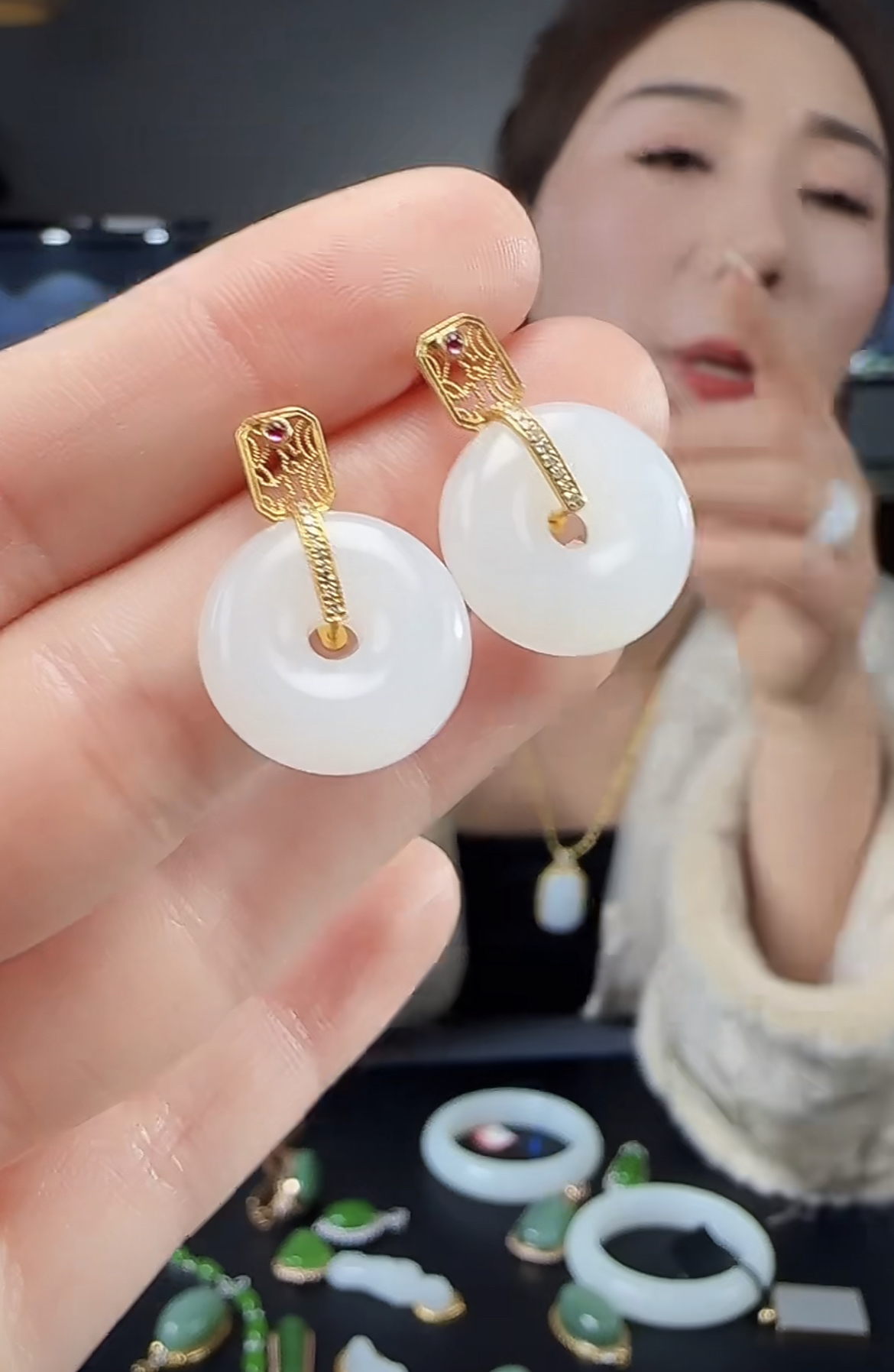 和田玉耳钉18k。