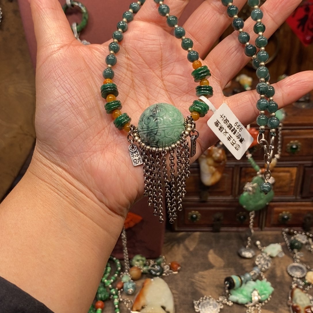 翡翠吊坠(赠链)未镶嵌