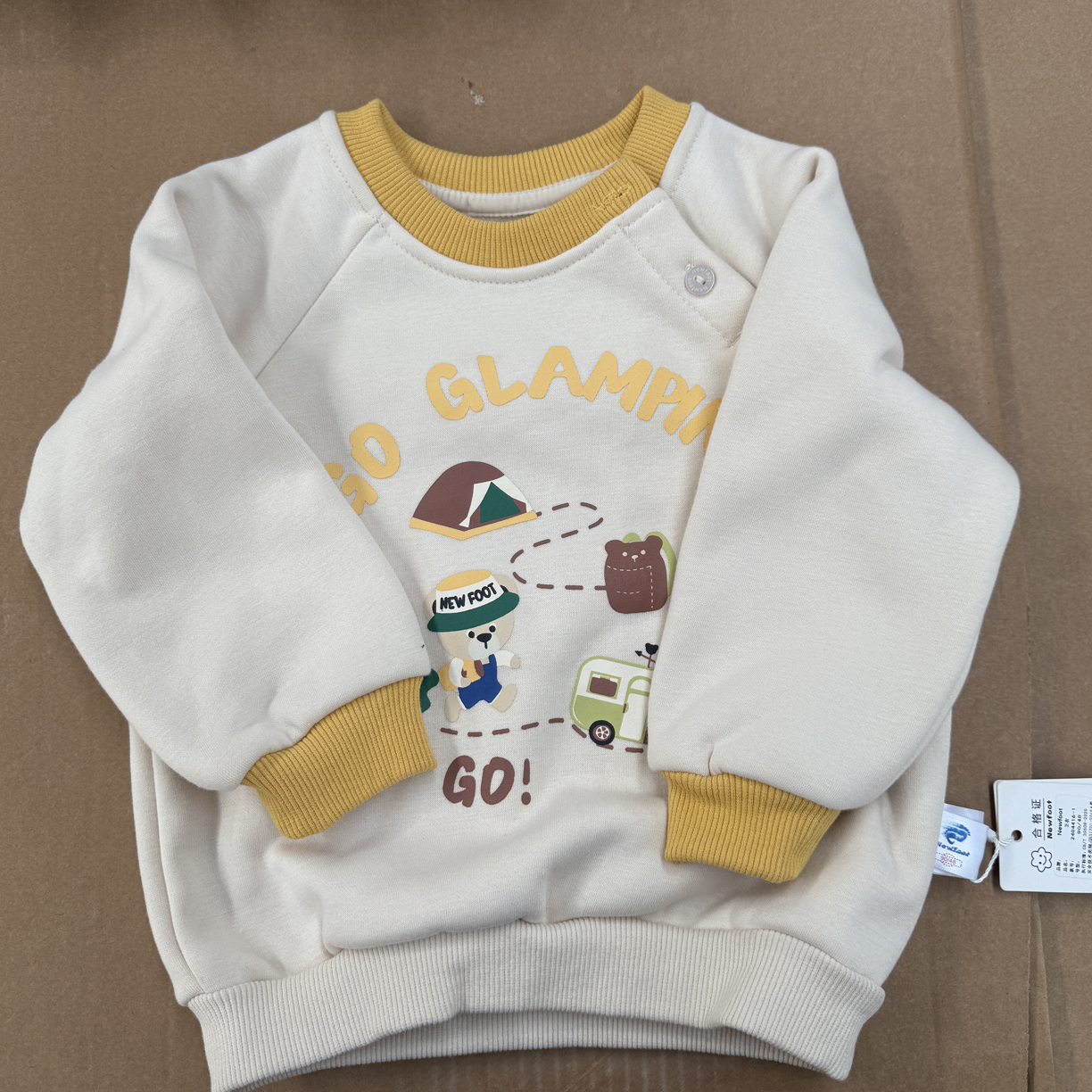 米色黄领加绒卫衣