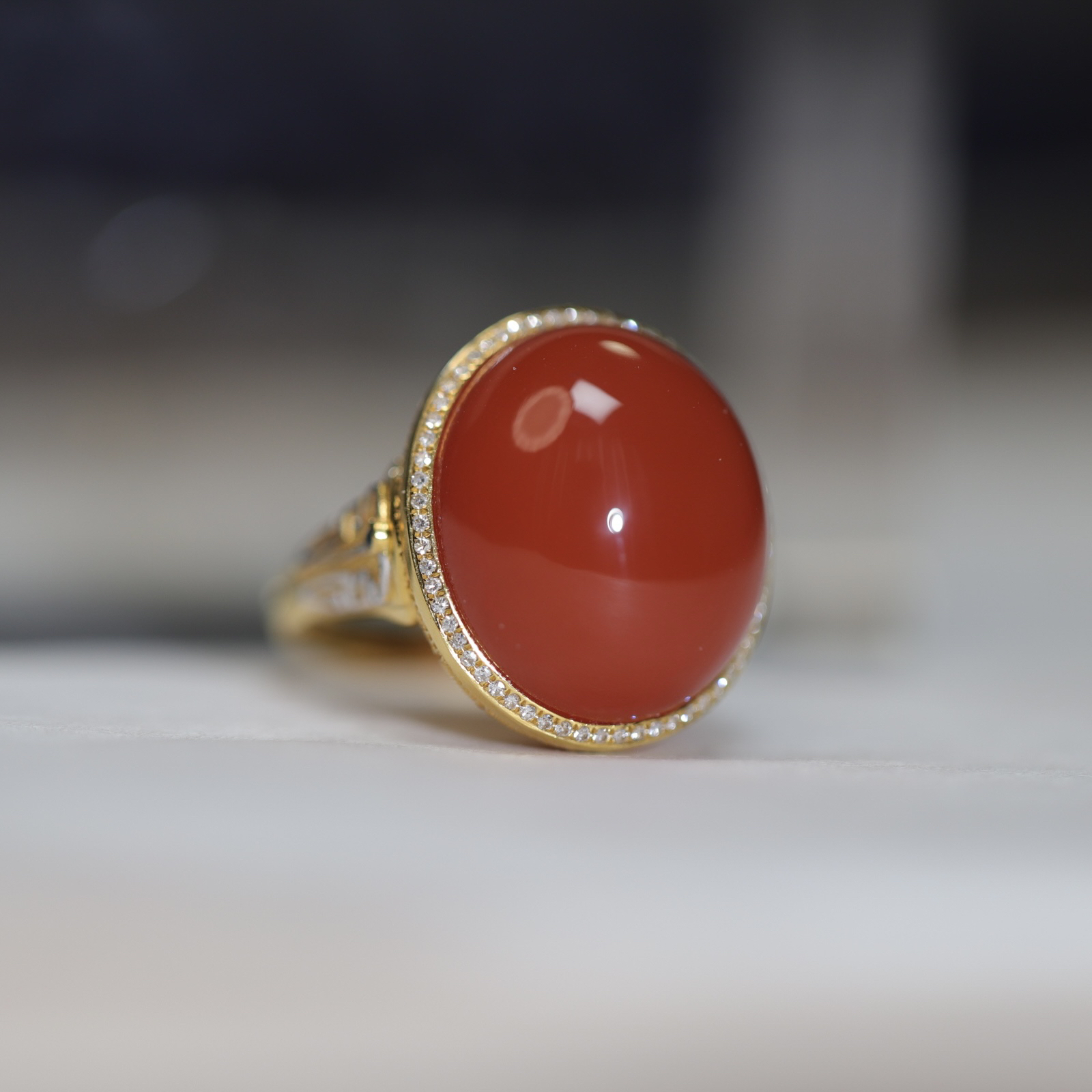 南红椭圆戒指18K金鸽子蛋