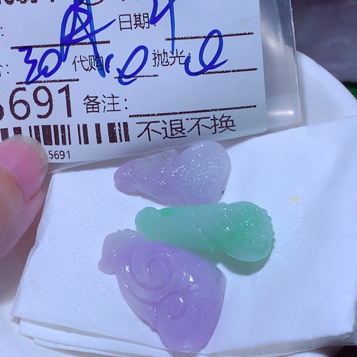 月***弯翡翠未镶嵌颈饰在