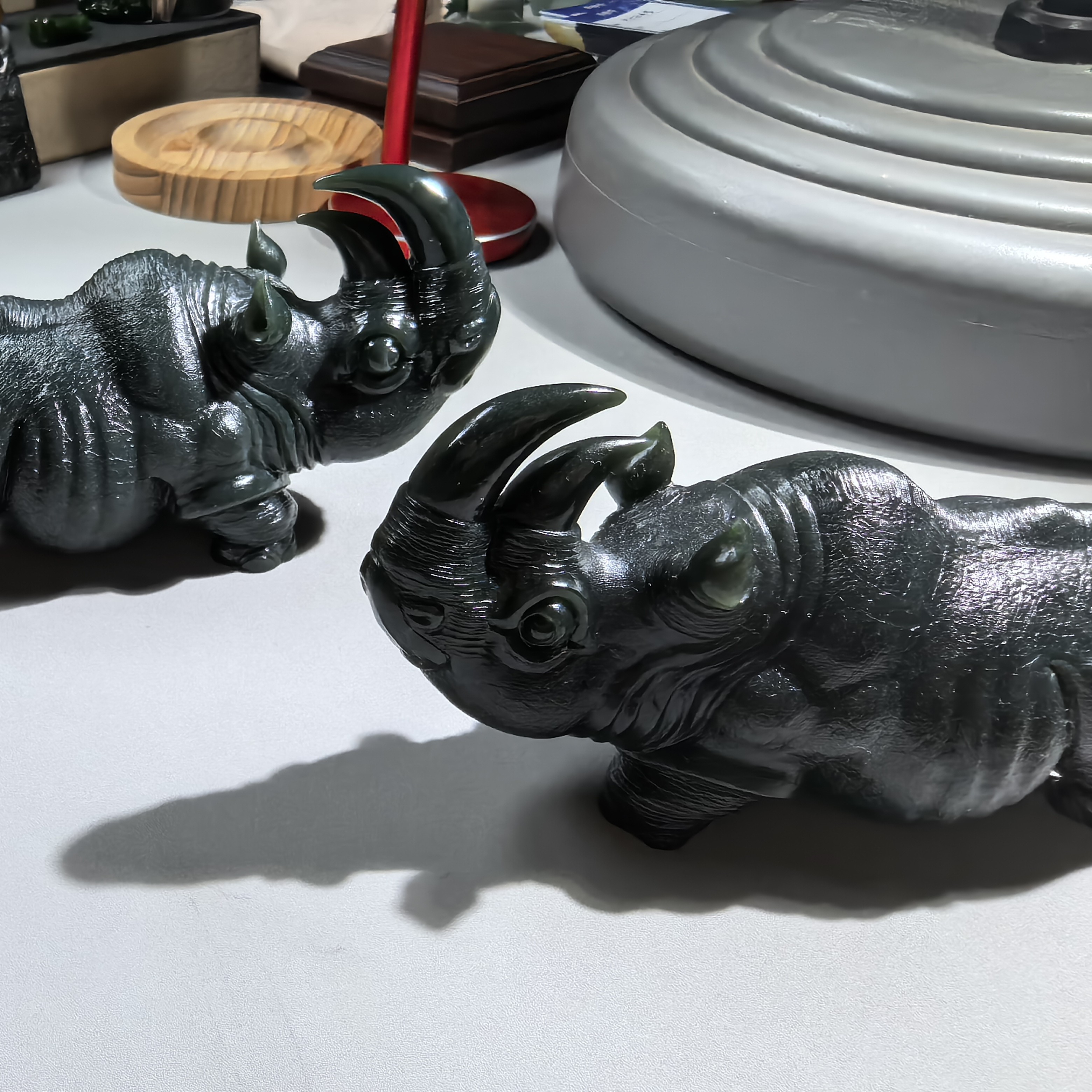 和田玉犀牛一对手工雕刻摆件