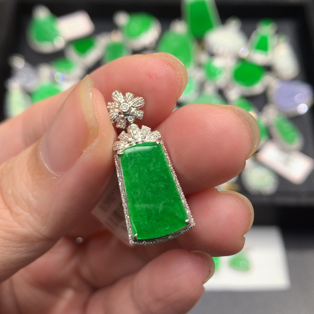 翡翠18K金镶嵌吊坠(不含链)裸石不厚