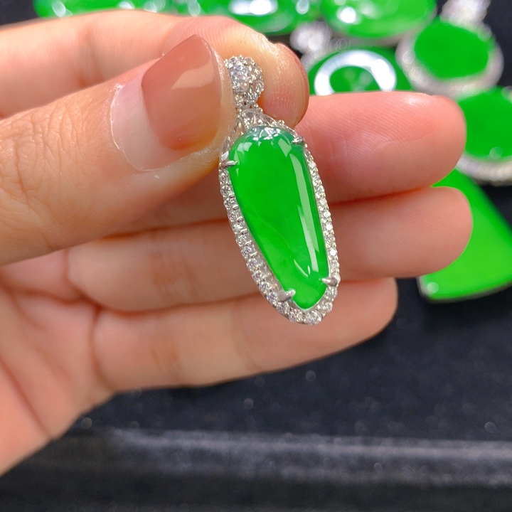 翡翠银S925镶嵌颈饰一个