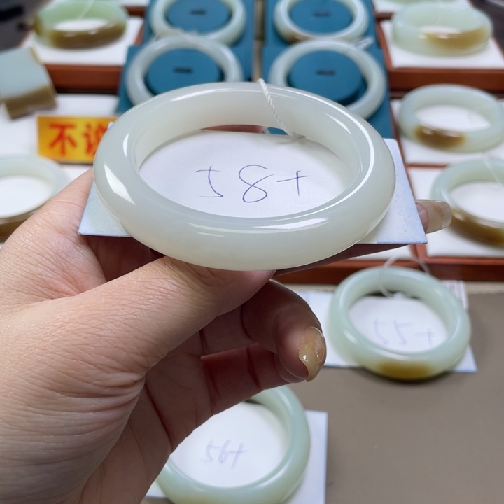 和田玉手镯未镶嵌