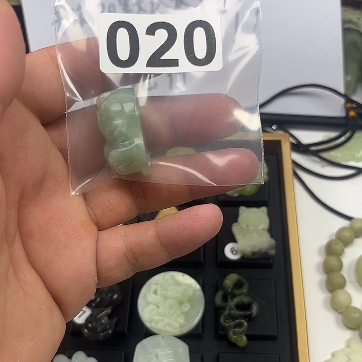 蛇纹石玉未镶嵌颈饰