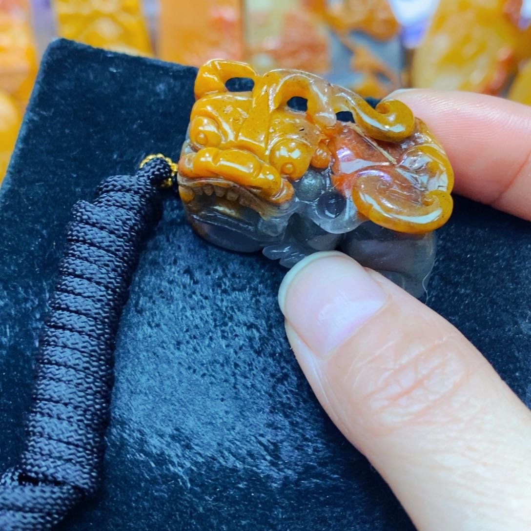 未镶嵌石英质玉（黄龙玉）颈饰