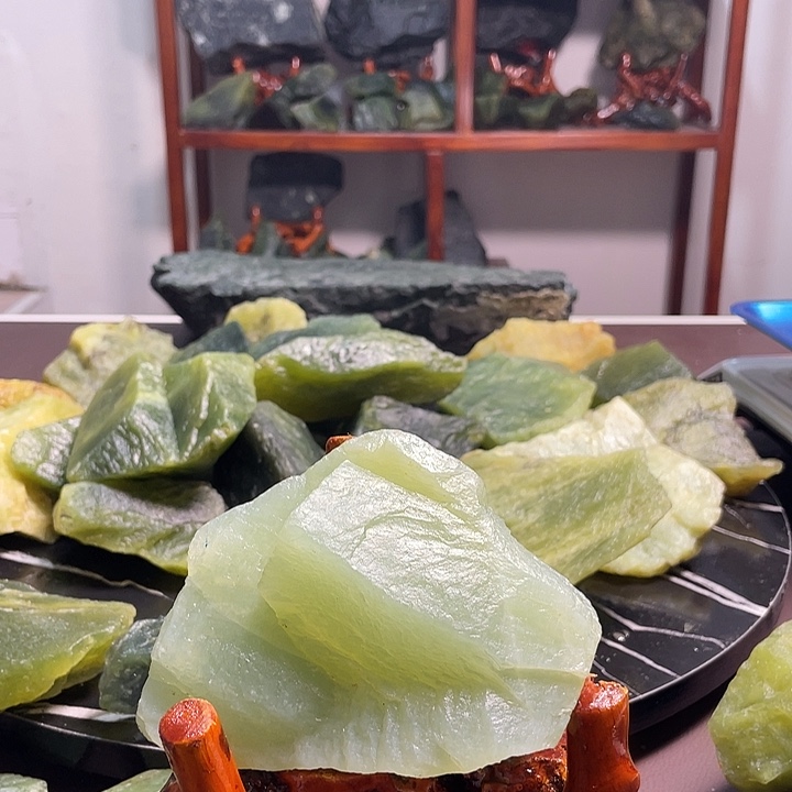 蛇纹石玉未镶嵌珠宝奇石