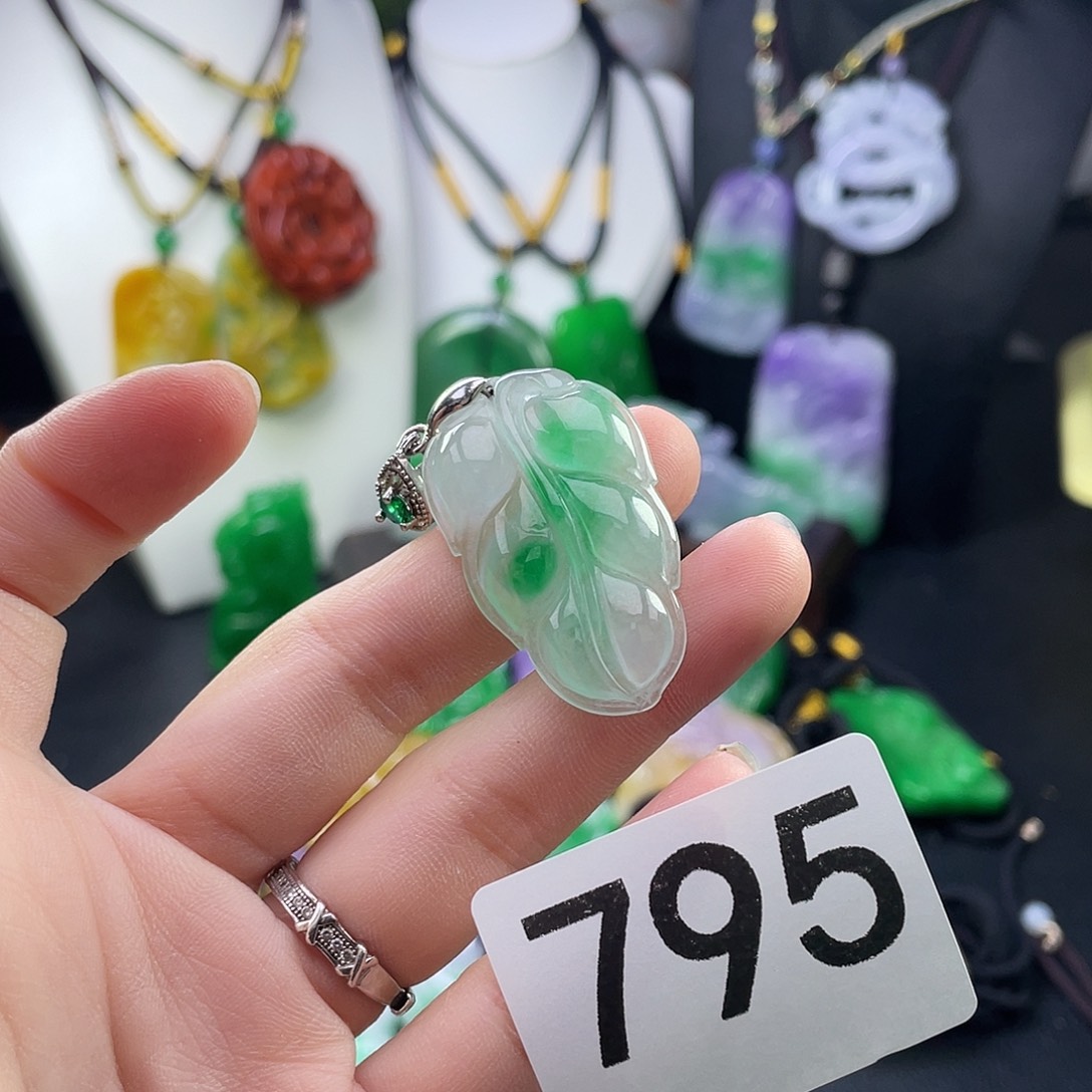 翡翠未镶嵌吊坠(赠链)