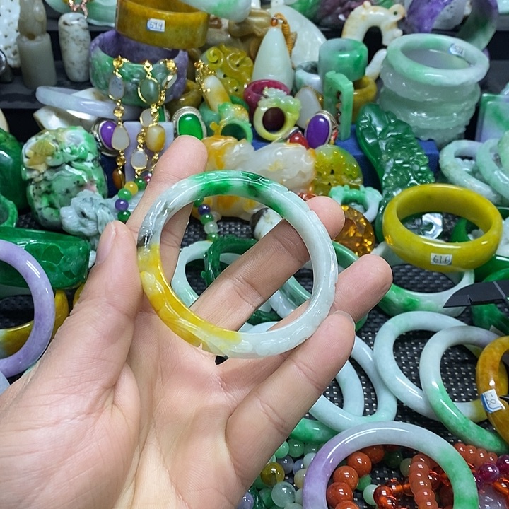 颈饰未镶嵌翡翠三**世缅甸翡翠首饰市场