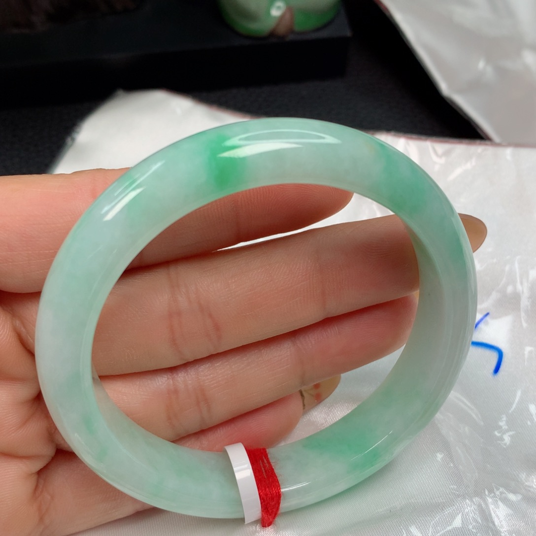翡翠手镯未镶嵌………..