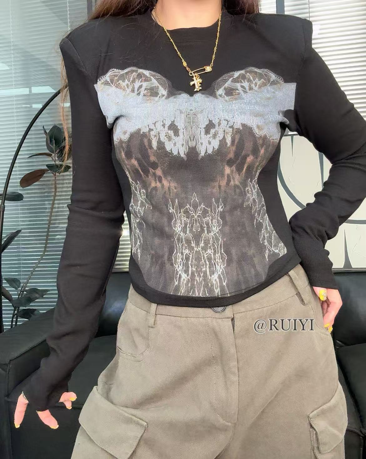 《赵小姐推荐》小众设计 垫肩印花打底T恤